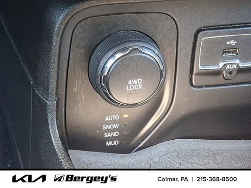Used 2016 Jeep Renegade Latitude AWD/4WD image 25