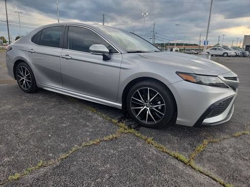 Used 2023 Toyota Camry SE FWD image 2
