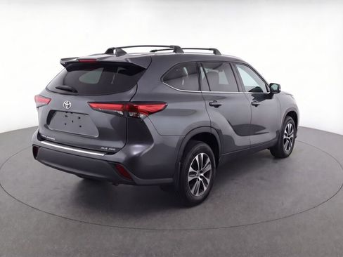 Used 2023 Toyota Highlander XLE image 5