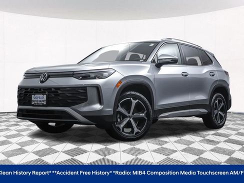 Used 2025 Volkswagen Tiguan SE image 2