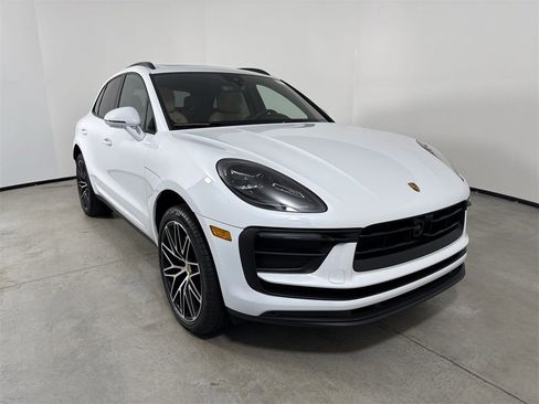 Certified 2025 Porsche Macan image 9