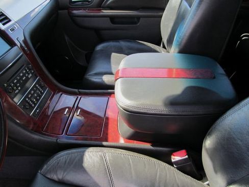 Used 2011 Cadillac Escalade EXT image 29