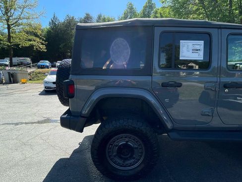 Used 2018 Jeep Wrangler Unlimited Sahara AWD/4WD image 9