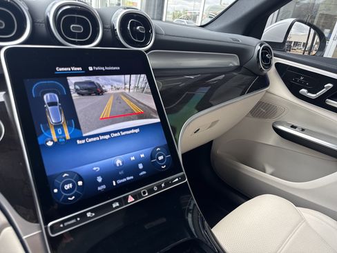 Used 2025 Mercedes-Benz GLC 300 4MATIC image 9