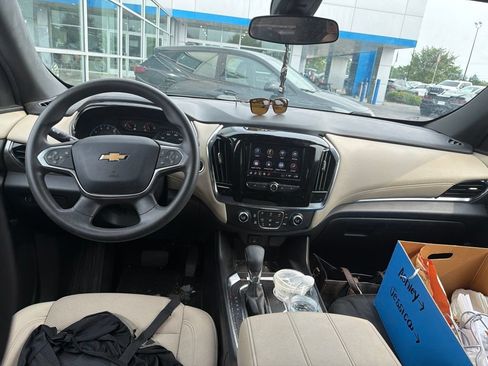 Used 2023 Chevrolet Traverse LS FWD image 5