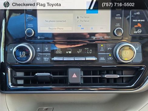 Used 2022 Toyota Highlander XLE AWD/4WD image 17