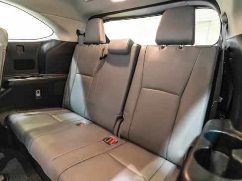 Used 2024 Toyota Highlander XLE AWD/4WD image 35