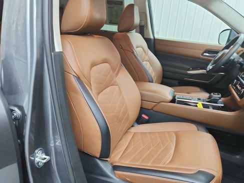 Used 2024 Nissan Pathfinder Platinum FWD image 40