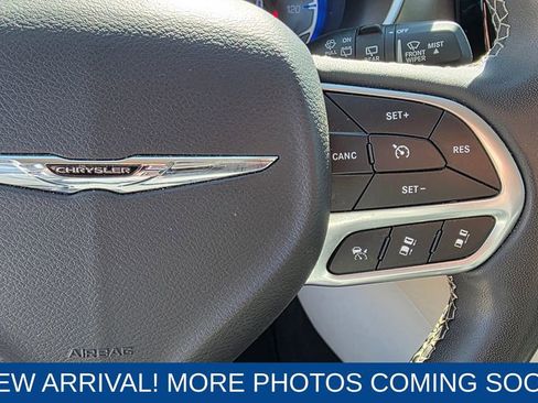 Used 2023 Chrysler Pacifica Touring-L image 15