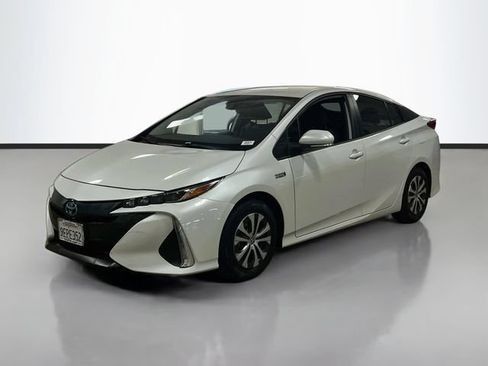 Used 2022 Toyota Prius Prime XLE FWD image 3
