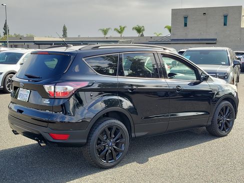 Used 2017 Ford Escape SE w/ SE Sport Appearance Package FWD image 2