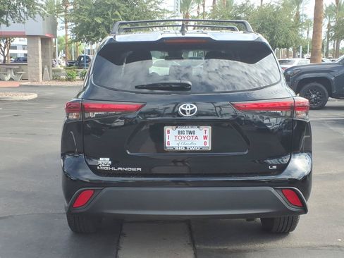 Used 2023 Toyota Highlander LE FWD image 5