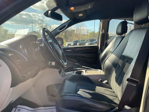 Used 2019 Dodge Grand Caravan SXT image 17