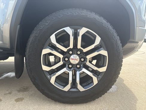 Used 2024 GMC Canyon AT4 w/ AT4 Premium Package AWD/4WD image 9