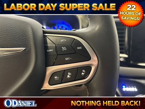 Used 2024 Chrysler Pacifica Touring-L FWD image 11