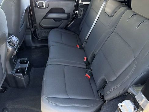 Used 2019 Jeep Wrangler Unlimited Sahara image 18