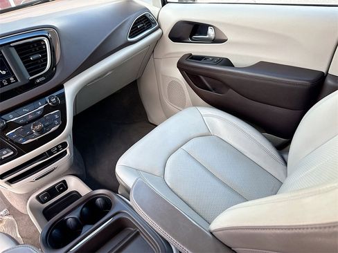 Used 2018 Chrysler Pacifica Touring-L image 26