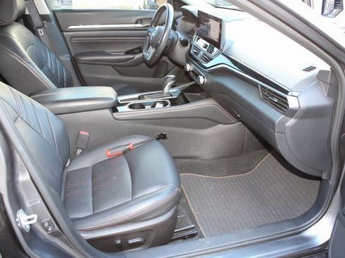 Used 2023 Nissan Altima 2.5 SR w/ SR Premium Package image 17