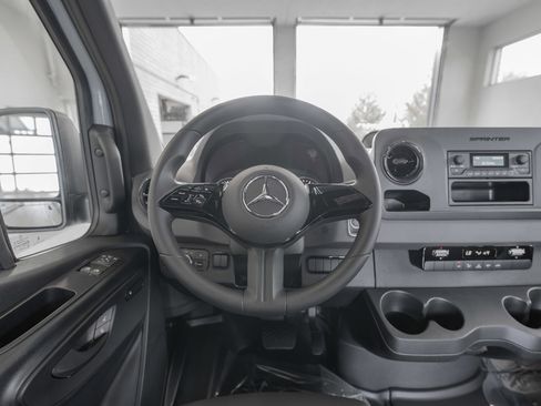 Used 2025 Mercedes-Benz Sprinter 2500 image 9