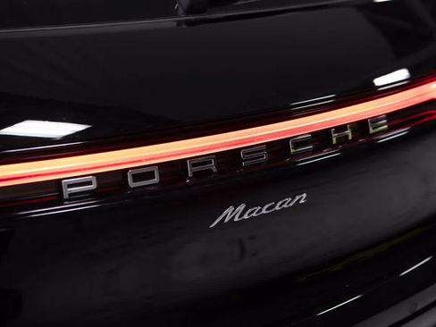 Certified 2026 Porsche Macan AWD/4WD image 18