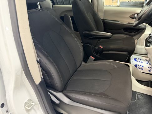 Used 2024 Chrysler Voyager LX image 24