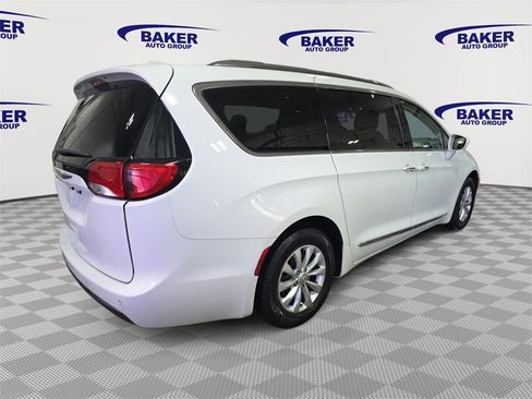 Used 2018 Chrysler Pacifica Touring-L image 5