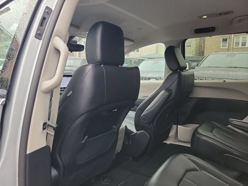 Certified 2024 Chrysler Pacifica Touring-L FWD image 11