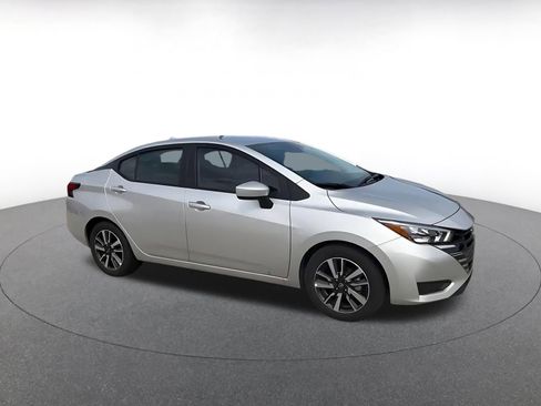 Used 2025 Nissan Versa SV image 2