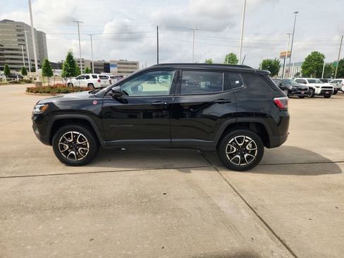 Used 2025 Jeep Compass Trailhawk AWD/4WD image 4