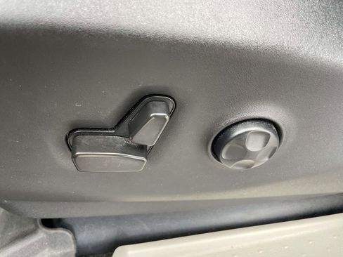 Used 2022 Chrysler Pacifica Touring-L image 13