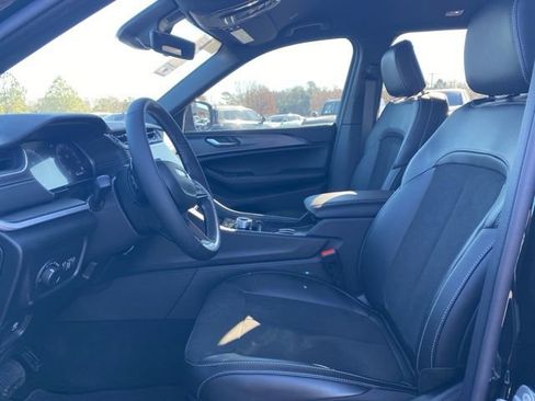 New 2025 Jeep Grand Cherokee Altitude image 11