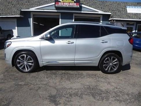 Used 2019 GMC Terrain Denali w/ Driver Alert Package II FWD image 2