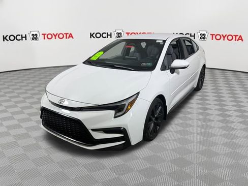Used 2023 Toyota Corolla SE FWD image 3