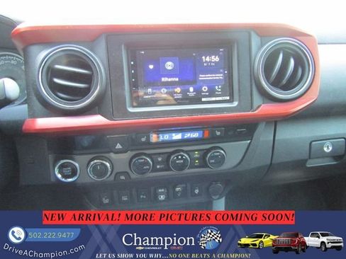Used 2018 Toyota Tacoma TRD Sport w/ TRD Premium Sport Package AWD/4WD image 17