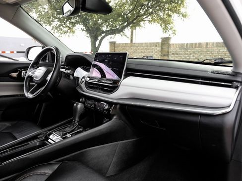 Used 2022 Jeep Compass Limited image 23