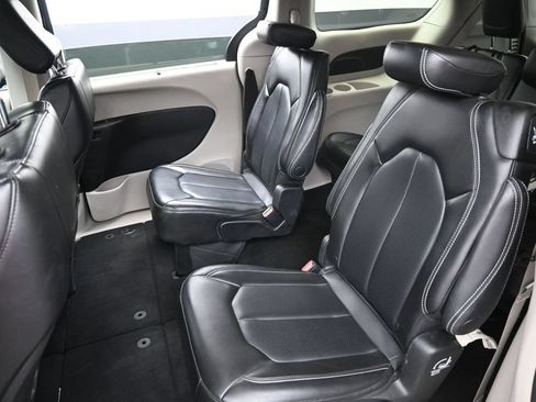 Used 2023 Chrysler Pacifica Touring-L FWD image 28