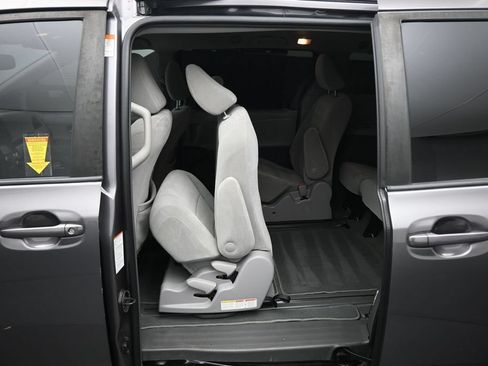 Used 2018 Toyota Sienna LE w/ Carpet Mat Package FWD image 35