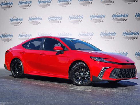 Used 2025 Toyota Camry SE image 2