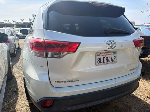 Used 2019 Toyota Highlander XLE AWD/4WD image 3