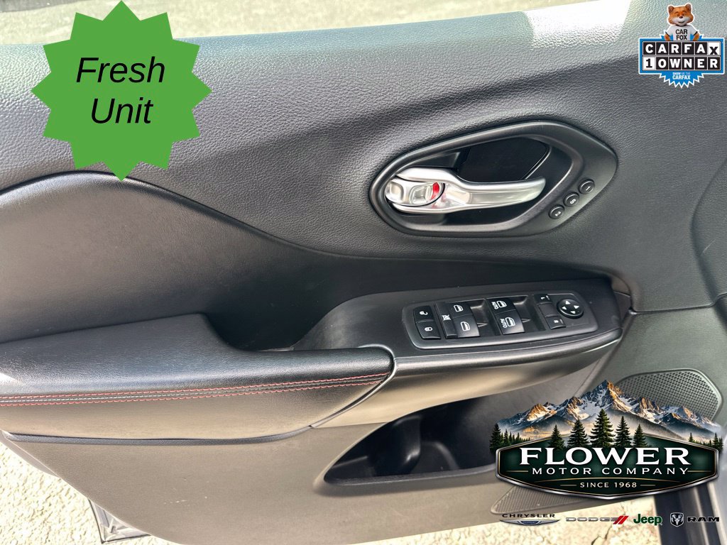 Used 2019 Jeep Cherokee Trailhawk AWD/4WD image 28