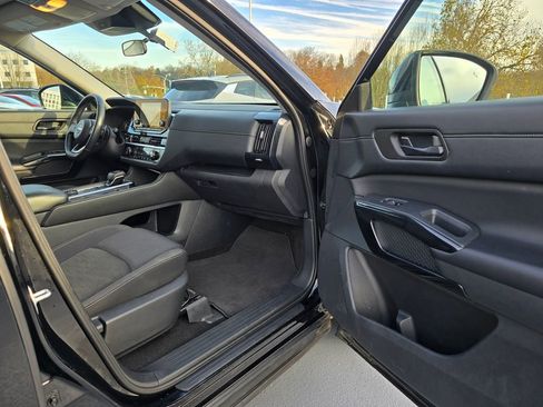 Used 2024 Nissan Pathfinder SV image 13