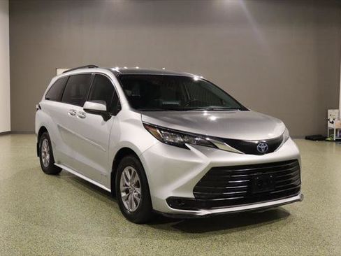 Used 2021 Toyota Sienna LE FWD image 1