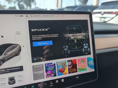 Used 2022 Tesla Model 3 Standard Range Plus image 17