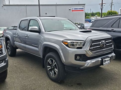Used 2016 Toyota Tacoma TRD Sport w/ Premium & Technology Package AWD/4WD image 5