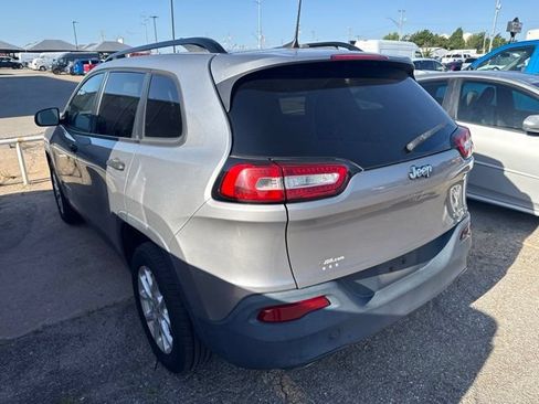 Used 2017 Jeep Cherokee Sport FWD image 6