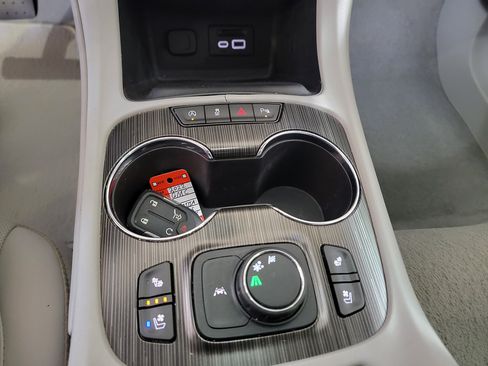 Used 2022 GMC Acadia SLT w/ Preferred Package FWD image 16