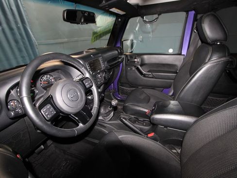 Used 2017 Jeep Wrangler Unlimited Sahara image 2