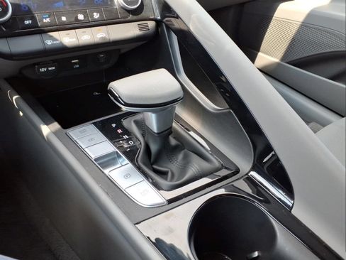 Used 2025 Hyundai Elantra Hybrid FWD image 23