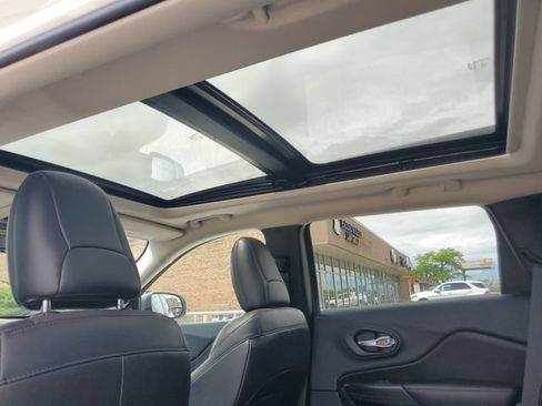 Used 2015 Jeep Cherokee Trailhawk w/ Comfort/Convenience Group AWD/4WD image 11