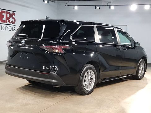 Used 2025 Toyota Sienna LE FWD image 7
